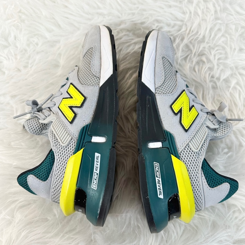 New Balance Boy’s Size 5 997 V1 Sneakers Abzorb